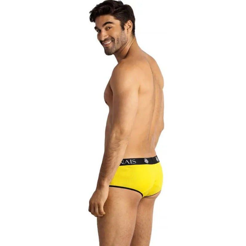 Homme portant un slip jaune Tokyo Anais Men, coupe sportive, jambes courtes, ajustement parfait, fond blanc.