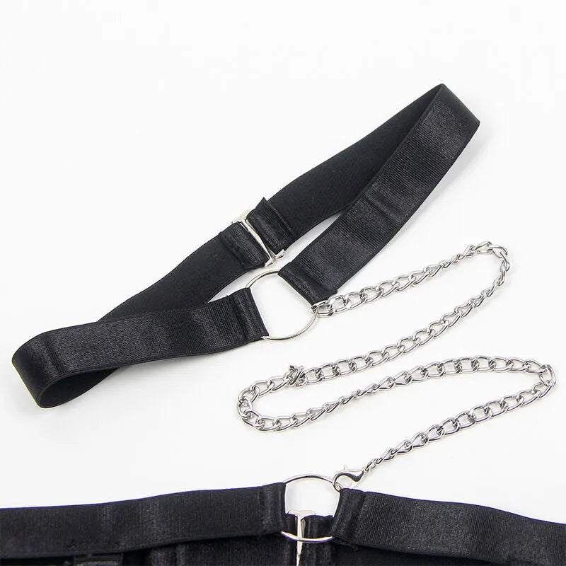 Body noir grande taille avec porte-jarretelles, détails en dentelle et attaches métalliques, élégance et sensualité.