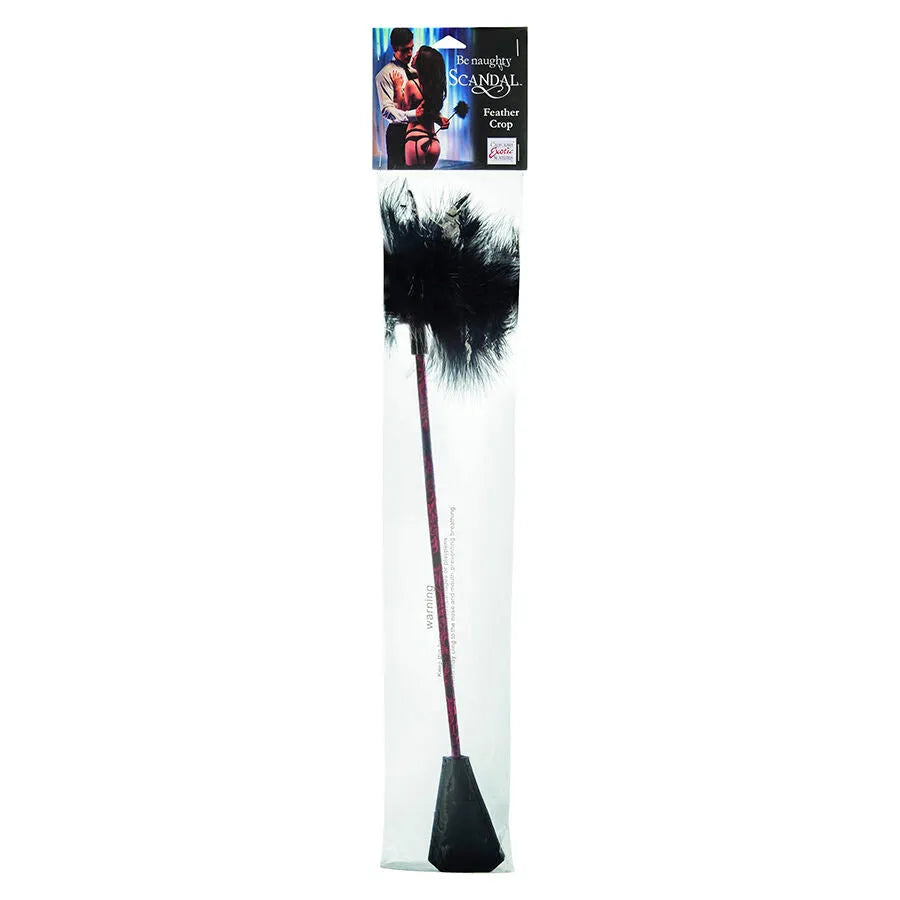 Fouet à plumes noires et cravache rouge, design luxueux, Scandal Feather Crop, détails artisanaux, finition élégante.