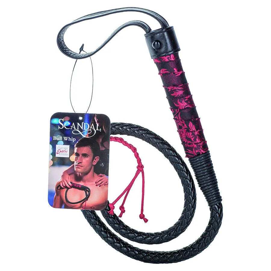 Fouet Scandal noir et rouge, manche robuste, glands en cuir souple, design luxueux pour jeux SM et domination.