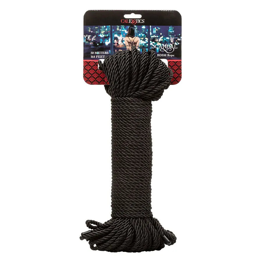 Corde BDSM noire Scandal 30m, douce et soyeuse, idéale pour Shibari et jeux créatifs, présentée enroulée avec étiquette.