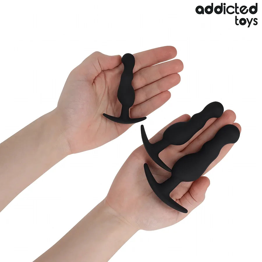 Lot de 3 plugs anal noirs Addicted Toys, tailles graduées, design ergonomique pour confort et sécurité maximale.