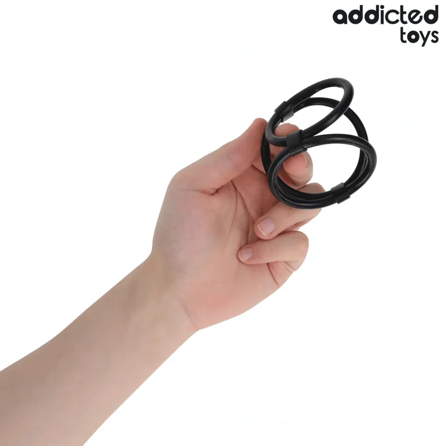 Anneau pénien triple noir Addicted Toys, trois tailles, pour performances améliorées et confort optimal.
