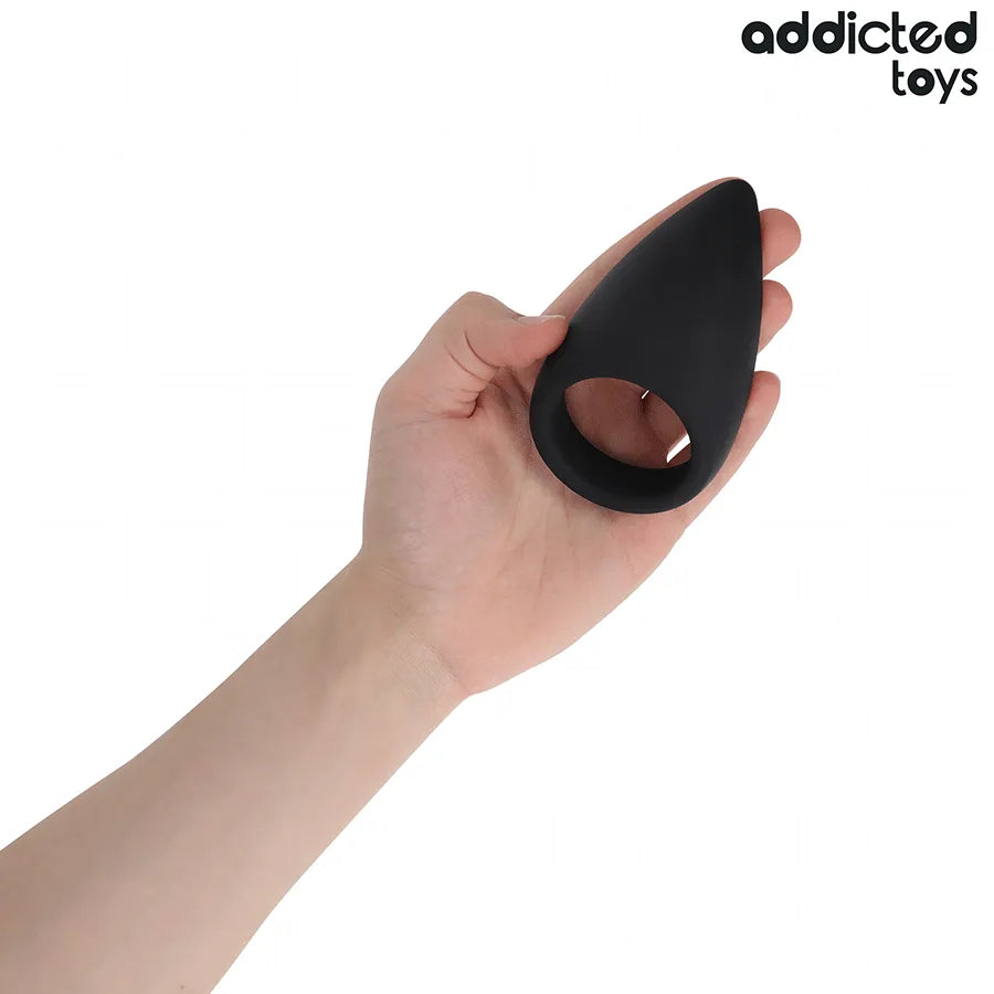 Anneau pénien noir en forme de larme, ergonomique, tenu dans une main, conçu pour confort et performance sexuelle.