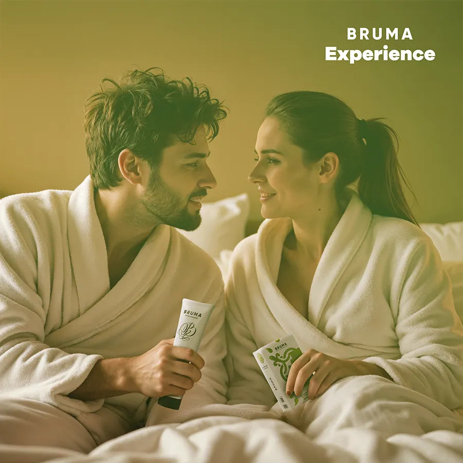 Couple en peignoirs blancs avec produits BRUMA XPERIENCE, ambiance intime et chaleureuse, kit tentation pastèque douce.