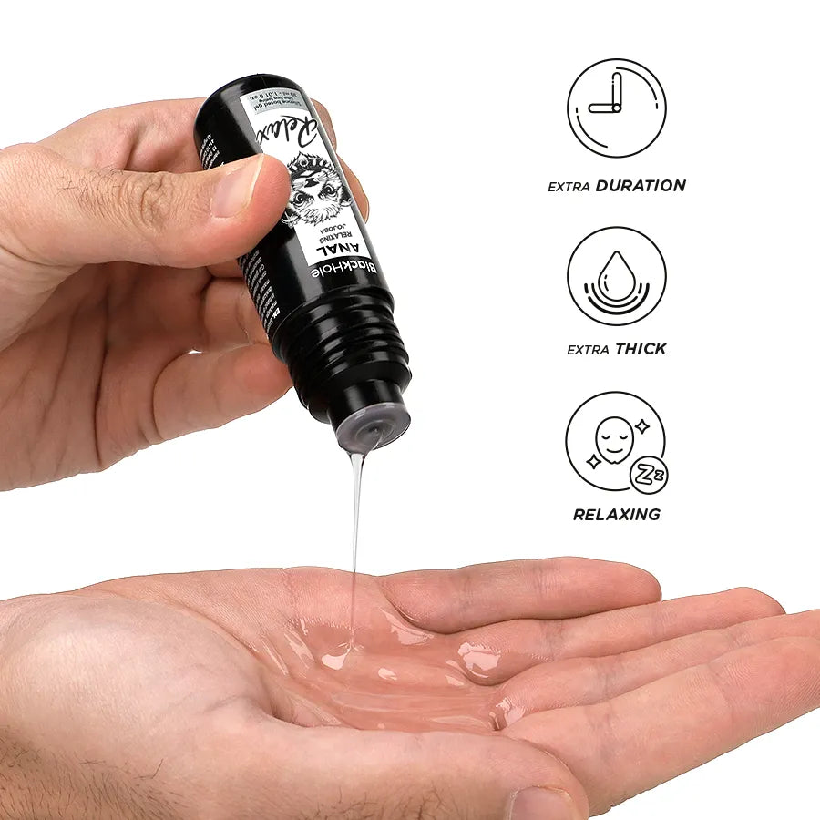 Flacon noir de gel silicone Black Hole 30ml, lubrifiant anal dilatateur, versé dans une main, avec icônes explicatives.