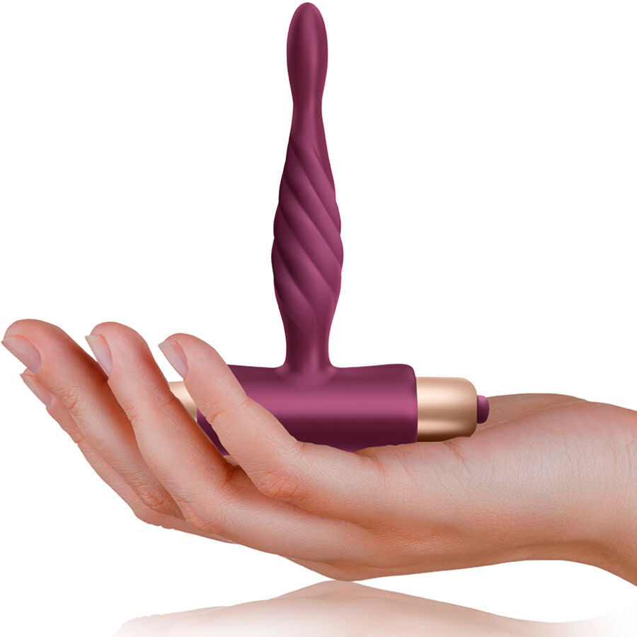 Vibrateur Twisted et plug anal débutant en silicone violet, design ergonomique, 10 vitesses, étanche IPX7, sur fond neutre.