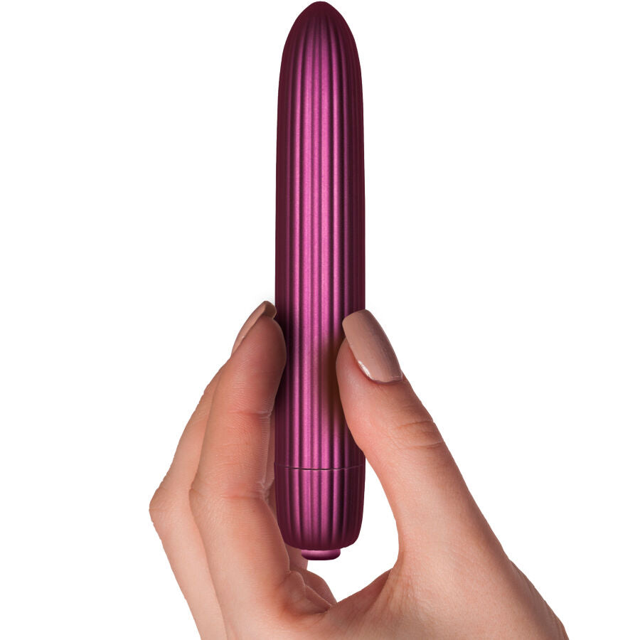 Vibrateur bullet texturé violet nervuré, forme allongée, élégant, 10 vitesses, étanche IPX7, tenu en main.