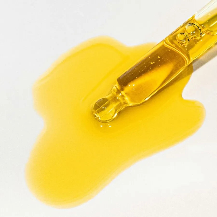 Flacon d'huile anale apaisante Bijoux Indiscrets, couleur dorée, avec pipette, pour soin intime et hydratation.