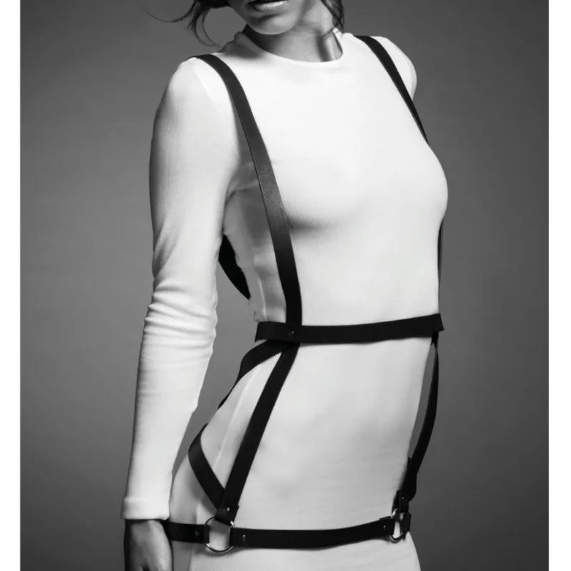 Harnais robe marron inspiré du bondage, ajustable, porté sur une robe blanche, ajoutant une touche audacieuse et élégante.