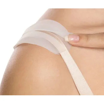 Coussin antidérapant transparent sur épaule, maintenant une bretelle de soutien-gorge beige, doux et confortable.