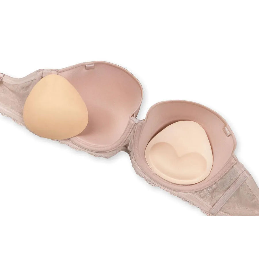 Coussinets push-up beige en gel adhésif pour soutien-gorge, forme ergonomique, effet décolleté, confort et légèreté.