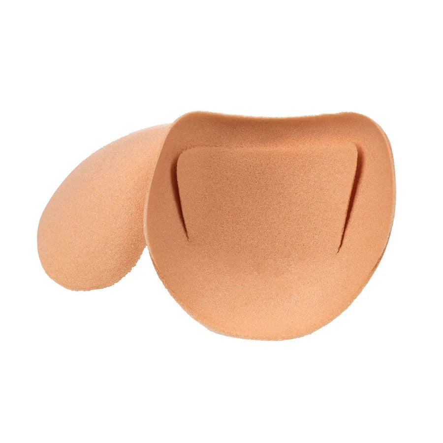 Épaulettes de soutien-gorge beige en mousse douce, antidérapantes et réutilisables, contours lisses et discrets.