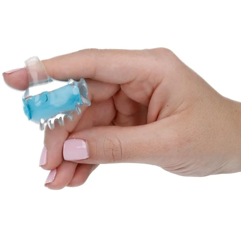 Stimulateur bleu en TPR avec texture à bulles, porté sur un doigt pour massage corporel et stimulation du point G.