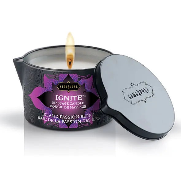 Bougie de massage fruit de la passion, récipient noir et violet, couvercle gris, ambiance romantique et sensuelle.